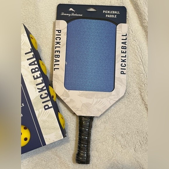 Tommy Bahama Pickle Ball Starter Set NIP 2 Paddles 12 Balls Bonus Keychain NWT - Picture 4 of 11